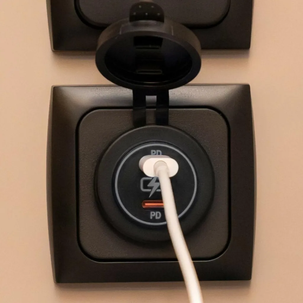 Haba C-line Power Line 2x USB-C PD 36W lader wandcontactdoos met klep black< Camping Elektra