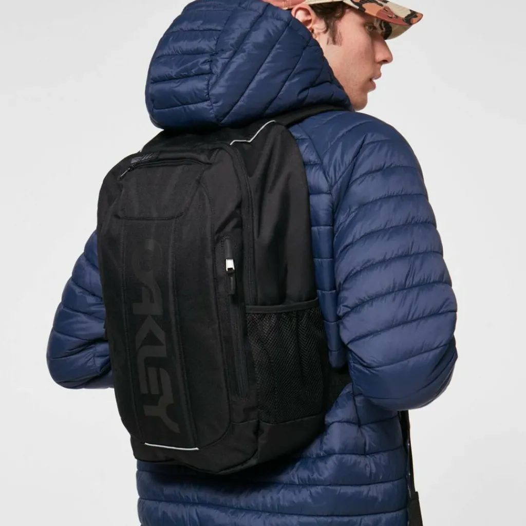 Oakley Enduro 3.0 15 inch laptop rugzak 20 liter blackout< Overige Rugzakken