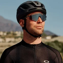 Oakley Sutro Lite Sweep 2025 Tour De France zonnebril  prizm road black tour de france matte grey ink< Zonnebrillen